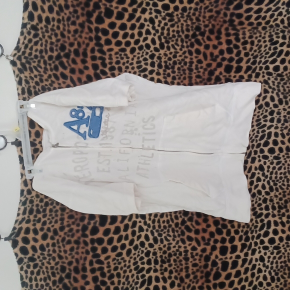 Aeropostale, M, White with blue and grey accents. - Picture 1 of 1